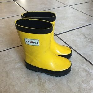Stonz- size4T rain boots